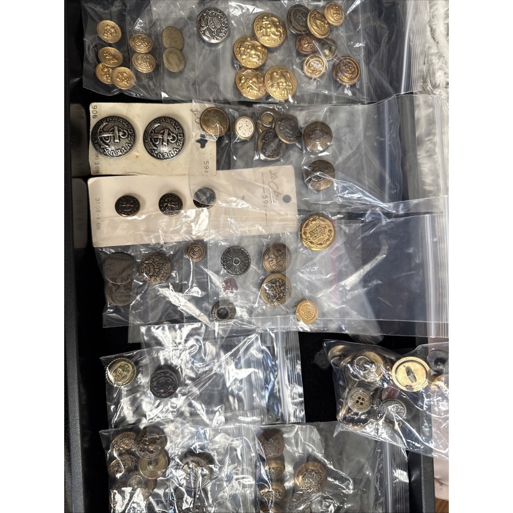 Lot vintage Vintage MetalPlastic Military Uniform Buttons And OtherCountries5068